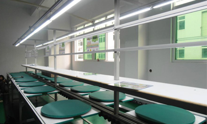 流水線生產(chǎn)廠家說(shuō)說(shuō)工作臺(tái)與皮帶線的組合使用